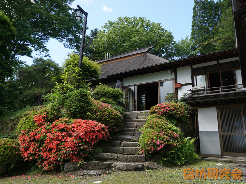 越志旅館の萱葺き屋根