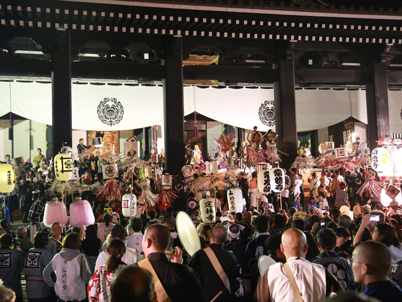 身延山久遠寺での万灯奉納