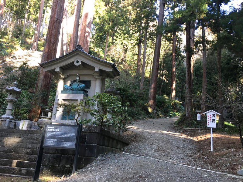 身延山久遠寺の男坂入り口