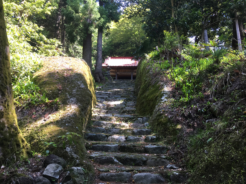 石割稲荷の割れた岩（参道）