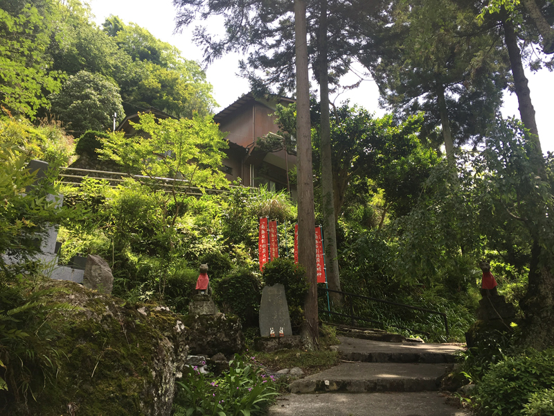 石割稲荷を祀る積善坊