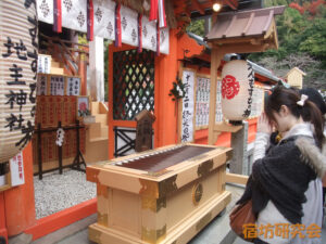 地主神社の拝殿