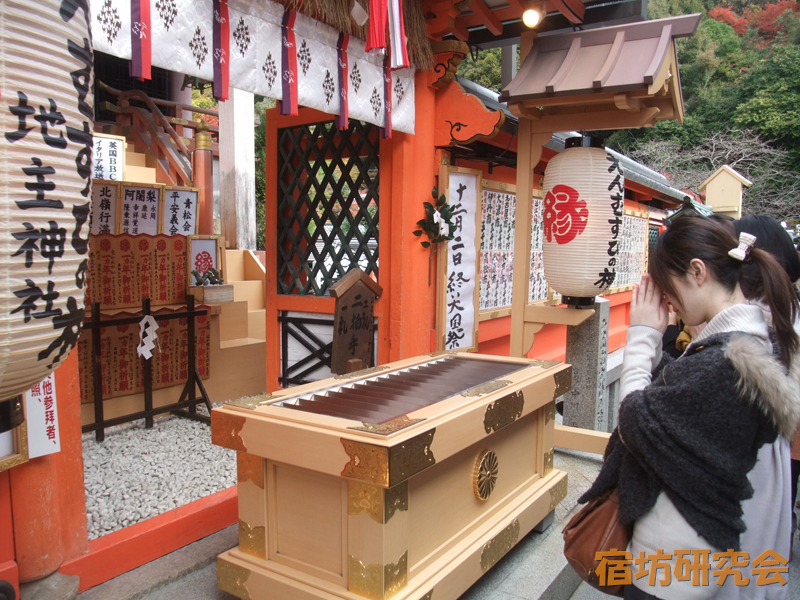 地主神社の拝殿
