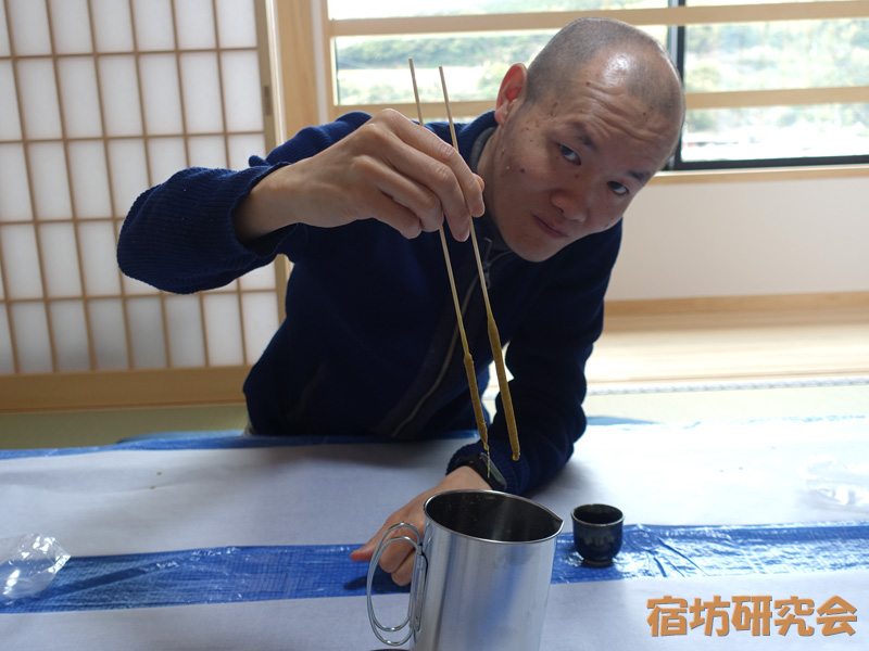 二尊院の和ろうそく作り