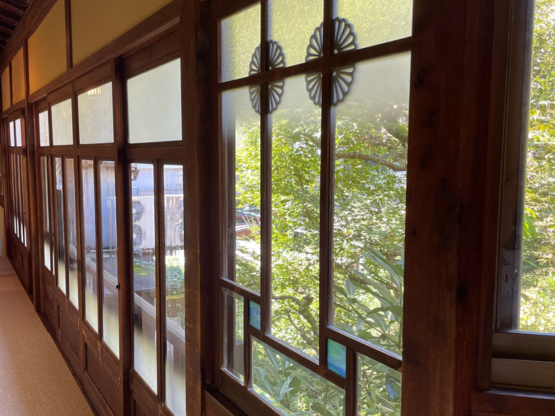 身延山・田中屋旅館の細工窓