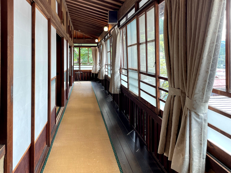 身延山・山田屋旅館の廊下