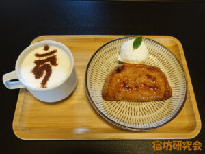 カフェテラス普賢寺の梵字ラテとアップルパイ
