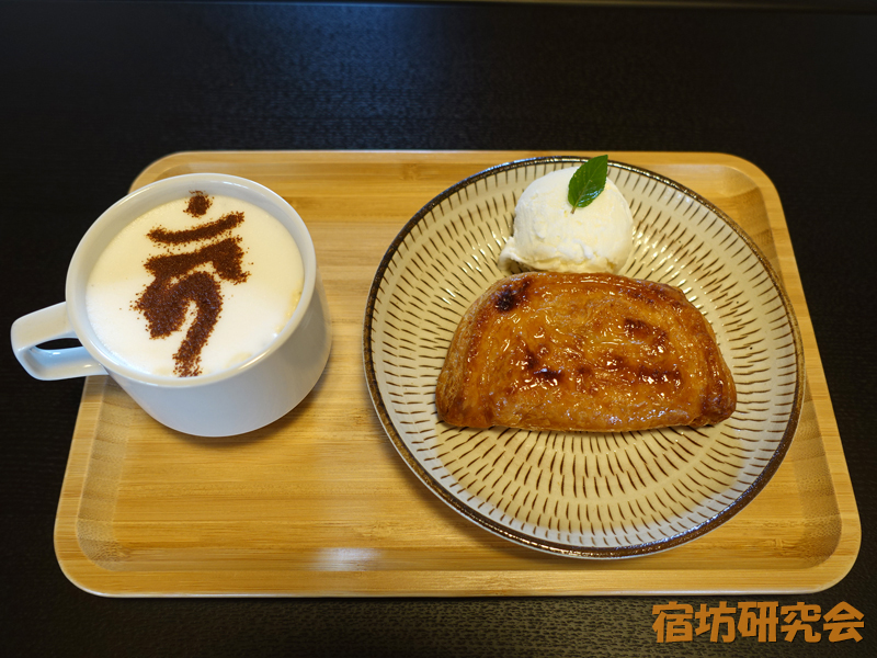 カフェテラス普賢寺の梵字ラテとアップルパイ