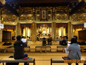 佛光寺の朝のお勤め（大師堂）